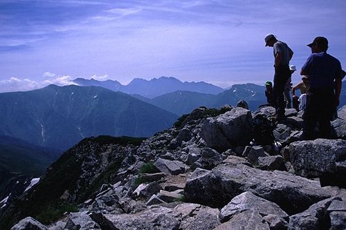 黒部五郎岳頂上。遠景に穂高連峰