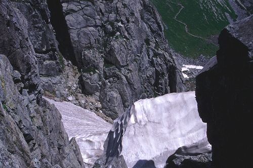 黒部五郎岳頂上直下から見る雪渓上部