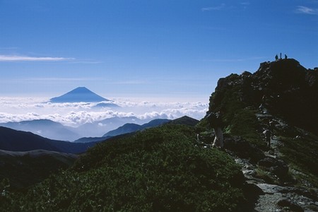 塩見岳東峰と雲海に浮かぶ富士山