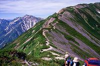 雷鳥坂を登る