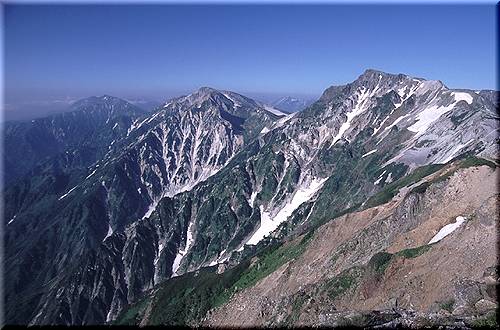 小蓮華山から白馬岳（右）、鑓ケ岳（中央）