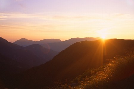 常念山脈方向から朝日が昇る