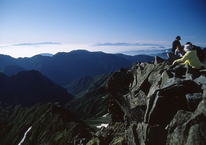 槍ヶ岳頂上から富士山と南ア、左に八ヶ岳も雲海に浮かぶ