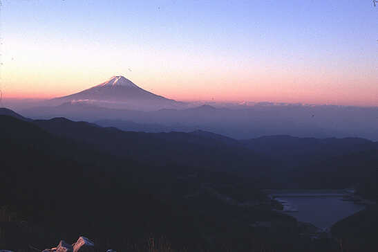 日の出・富士山と日川ダム