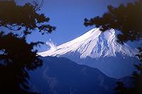 雪煙上がる富士山
