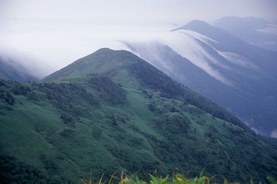 前巻機山と、滝雲流れる朝日岳への山稜（割引岳から）