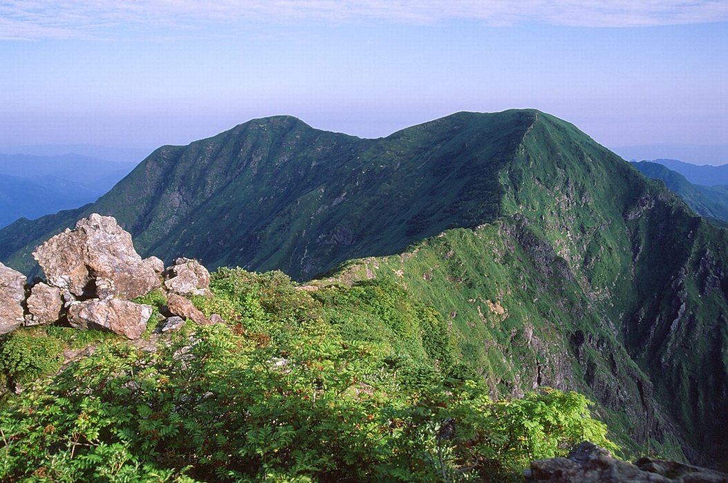 一ノ倉岳（右）と茂倉岳