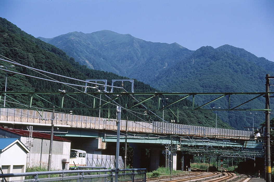 土樽駅から、関越道越しに茂倉岳が高い