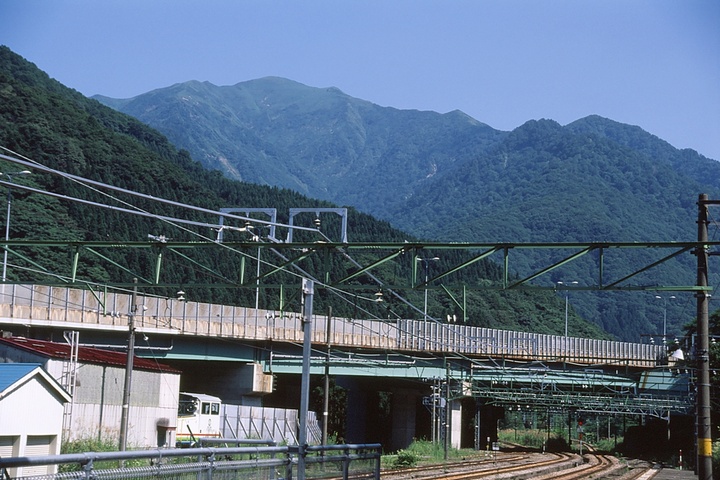 土樽駅から、関越道越しに茂倉岳が高い