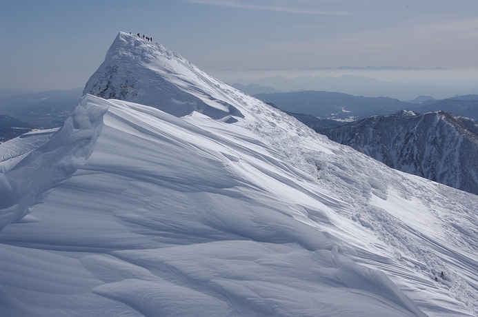 トマノ耳山頂部も雪紋が発達