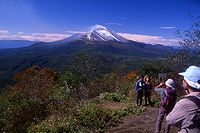 浅間山をバックに記念写真