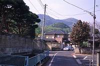 桐生の住宅街から吾妻山を見る