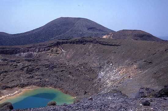 新燃岳の火口湖と韓国岳（中央）、獅子戸岳（右）