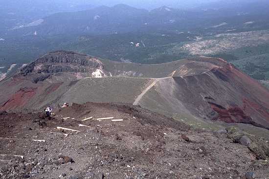 高千穂峰山頂から見た御鉢