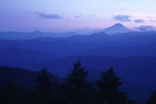 夕暮れの雲取山頂から富士山を望む