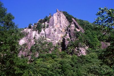 太刀岡山の鋏岩