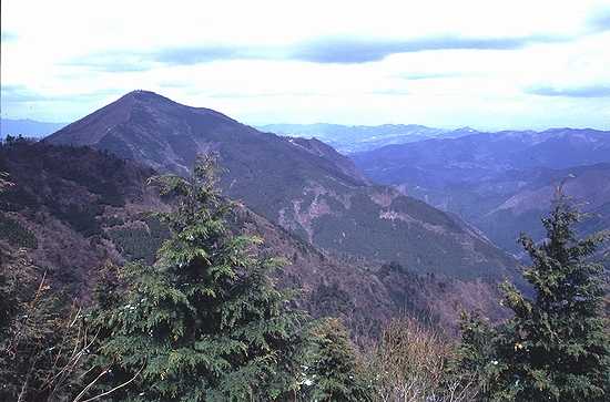 妻坂峠への下りから武甲山