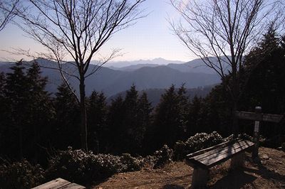 蕨山展望台から大岳山などの眺め