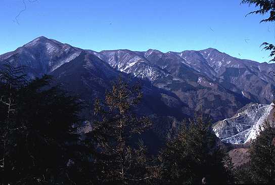 鳥屋戸尾根の登りから六ツ石山（左）、石尾根の稜線と鷹ノ巣山（右）