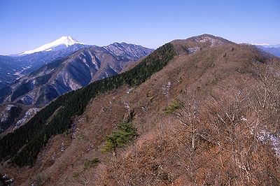 ウバガ岩から朝日山と富士山