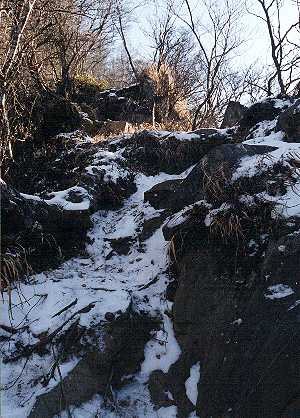岩場の急斜面に付く雪