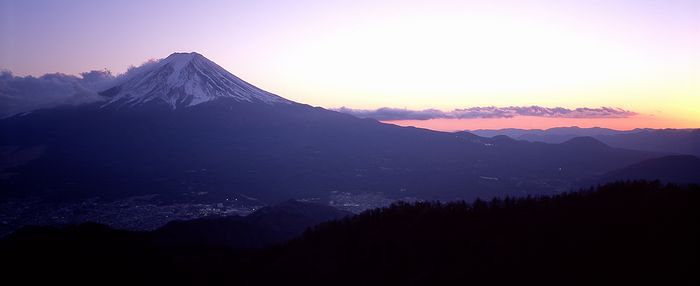 開運山頂上から夕暮れの富士山