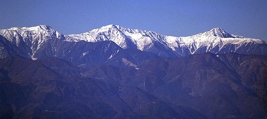 竜ヶ岳頂上から南アルプス白根三山を望む（左から農鳥岳、間ノ岳、北岳）