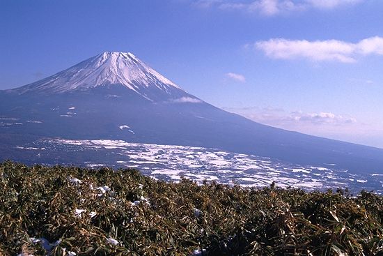 竜ヶ岳頂上から、上九一色村・朝霧高原越しの富士山