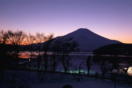 夕暮れの山中湖畔と富士山のシルエット。甲斐路荘の部屋窓から撮影