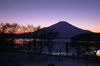 夕暮れの山中湖、富士山