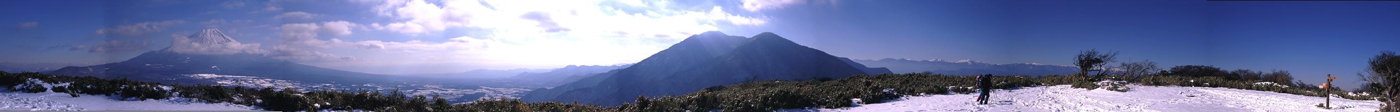 竜ヶ岳頂上からの展望。左から富士山、朝霧高原、雨ガ岳（後ろに毛無山）、南アルプスの白いナイフエッジ