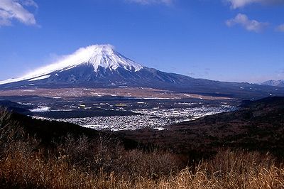 立ノ塚峠から忍野村を前景に富士山
