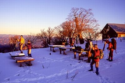 朝の蛭ガ岳頂上で富士山を撮影する人々