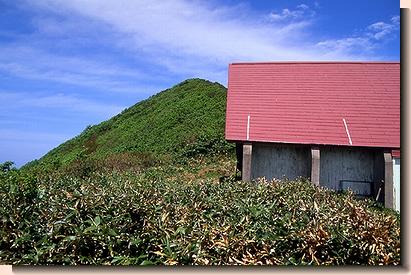 神室山避難小屋と神室山頂上