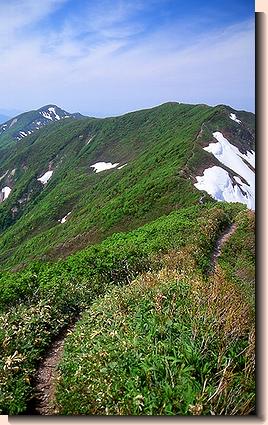 神室山頂上から前神室山（左）
