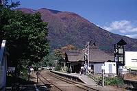 湯野上温泉駅と小野岳