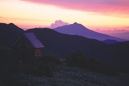 朝焼け、岩木山のシルエットと左に向白神岳
