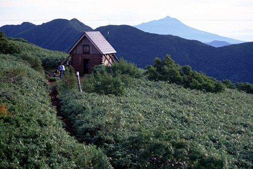 白神岳避難小屋