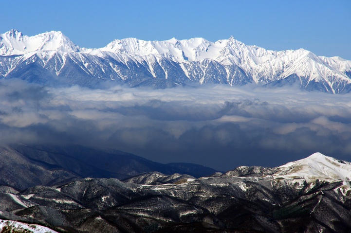 北横岳北峰から見る北アルプス南部。右に槍ヶ岳、左に穂高岳