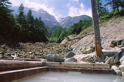 本沢温泉の野天風呂から硫黄岳を見上げる