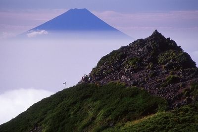 横岳から三叉峰越しに富士山