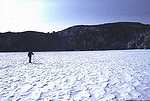 白駒池の雪面を横断